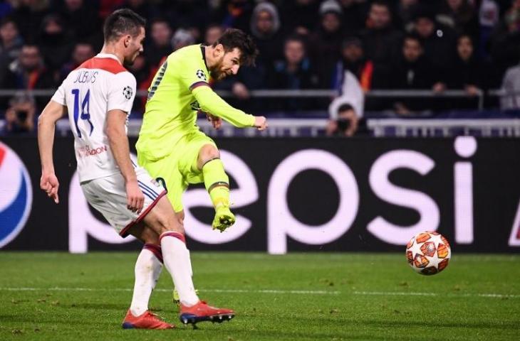 Lionel Messi melepaskan tendangan ke gawang Lyon pada 19 Februari 2019 (Franck Fife/AFP)