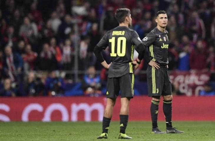 Penyerang Cristiano Ronaldo dan Paulo Dybala tampak termenung usai Juventus ditekuk Atletico Madrid di leg pertama babak 16 besar Liga Champions, Kamis (21/2/2019) dini hari tadi. [JAVIER SORIANO / AFP]