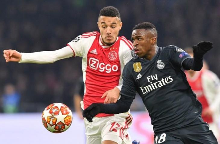 Vinicius Junior (kanan) duel dengan gelandang Ajax, Noussair Mazraoui dalam laga leg pertama babak 16 besar Liga Champions, (13/2 2019). (Emmanuel Dunand/AFP)