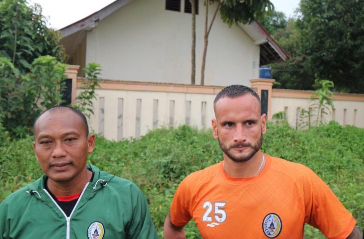 Asisten pelatih PSS Sleman (kiri) dan Alfonso de la Cruz (kanan). (mxkd.sbs/Irwan Febri Rialdi).