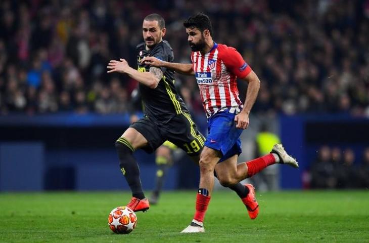 Leonardo Bonucci berusaha menghentikan Diego Costa dalam laga di Liga Champions pada 20 Februari 2019 (Gabriel Bouys/AFP)