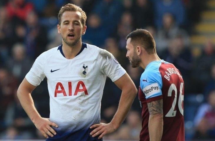 Reaksi pemain Tottenham Hotspur Harry Kane setelah timnya dikalahkan Burnley dalam lanjutan Liga Inggris yang berlangsung di Turf Moor, Sabtu (23/2/2019). [AFP]