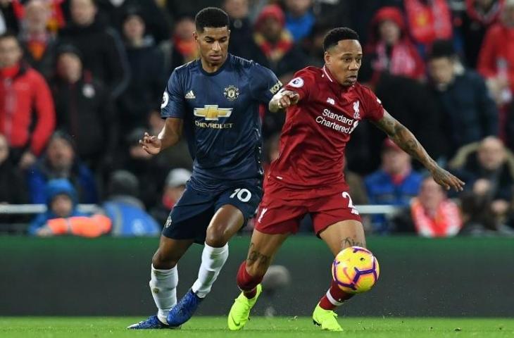 Bek Liverpool, Nathaniel Clyne (kanan) saat duel dengan Marcus Rashford pada 16 Desember 2018 (Paul Ellis/AFP)