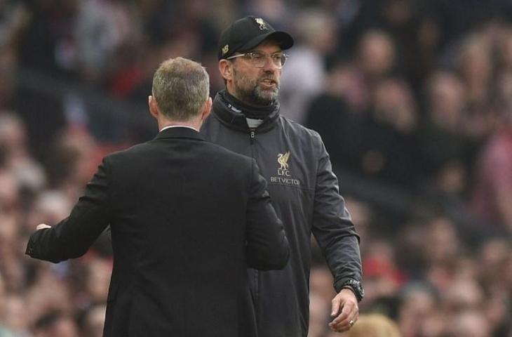 Pelatih Liverpool, Jurgen Klopp menghampiri pelatih sementara Manchester United, Ole Gunnar Solskjaer pada 24 Februari 2019 (Oli Scarff/AFP)