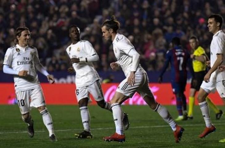 Aksi Gareth Bale usai mencetak gol ke gawang Levante melalui titik putih. (JOSE JORDAN / AFP)