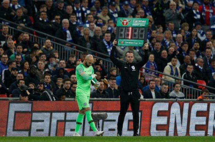 Kiper Chelsea, Willy Caballero yang sudah bersiap-siap dipinggir lapangan menggantikan Kepa Arrizabalaga (Adrian Dennis/AFP)