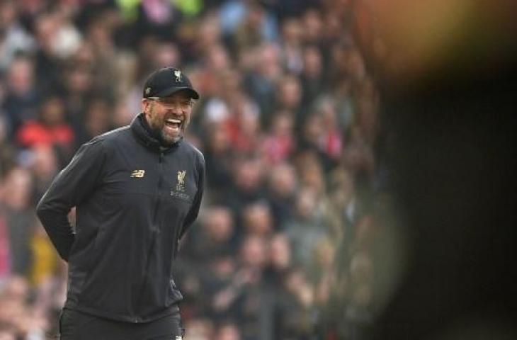 Jurgen Klopp saat memberikan instruksi kepada pemain Liverpool dalam laga kontra Manchester United di Stadion Old Trafford, Minggu (24/2/2019) malam WIB. (OLI SCARFF / AFP)