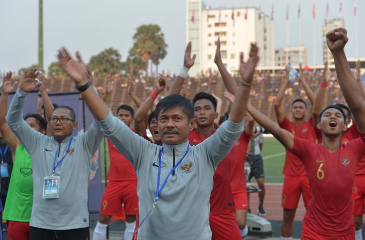 Pelatih Timnas U-22 Indra Sjafri (tengah) bersama tim ofisial Indonesia dan para pemain menyapa para pendukung Timnas Indonesia seusai pertandingan Semi Final Piala AFF U-22 melawan Vietnam di Stadion Nasional Olimpiade Phnom Penh, Kamboja, Minggu (24/2/2019). Timnas U-22 Indonesia berhasil memenangkan pertandingan dengan skor 1-0 sehingga melaju ke babak final. ANTARA FOTO/Nyoman Budhiana/aww.