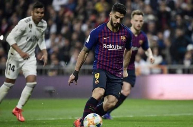 Luis Suarez saat mencetak gol kedua lewat titik putih pada kemenangan Barcelona atas Real Madrid dengan skor 3-0 pada leg kedua semifinal Copa del Rey, Kamis (28/2/2019) dini hari WIB. (JAVIER SORIANO / AFP)