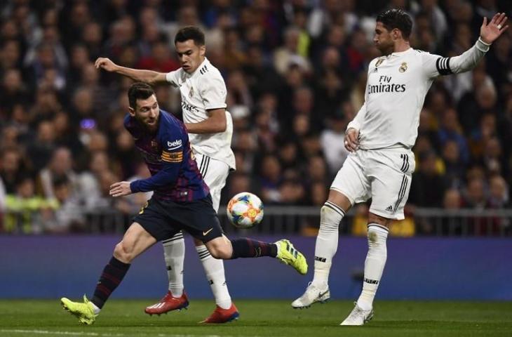 Duel perebutan bola antara Lionel Messi dan Sergio Ramos di laga El Clasico dalam laga leg kedua babak semifinal Copa del Rey pada 27 Februari 2019 (Oscar Del Pozo/AFP)