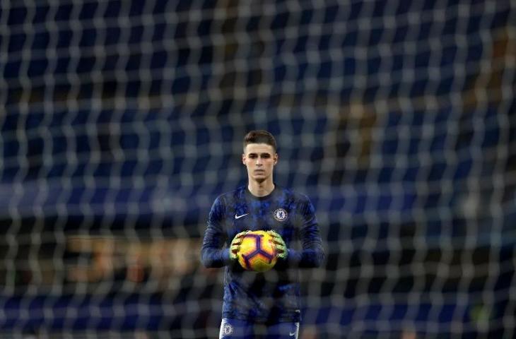 Kiper Chelsea, Kepa Arrizabalaga melakukan pemanasan saat laga melawan Tottenham Hotspur pada 27 Februari 2019 (Adrian Dennis/AFP)