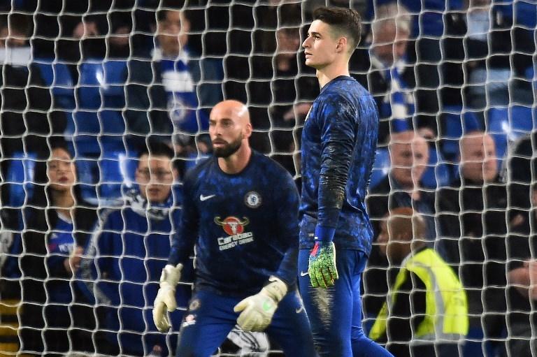 Willy Caballero dan Kepa Arrizabalaga saat melakukan pemanasan melawan Tottenham Hotspur pada 27 Februari 2019 (Glyn Kirk/AFP)