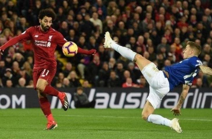 Bintang Liverpool Mohamed Salah coba dihadang bek Everton Lucas Digne (kanan) saat laga Liga Primer Inggris di Anfield. (Oli SCARFF / AFP)