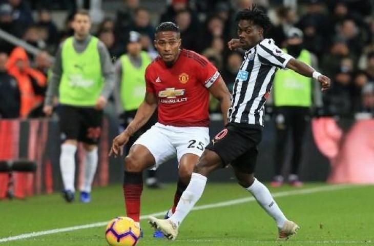 Aksi Antonio Valencia saat membela Manchester United melawan Newcastle United di St James' Park, (2/1/2019). (LINDSEY PARNABY / AFP)