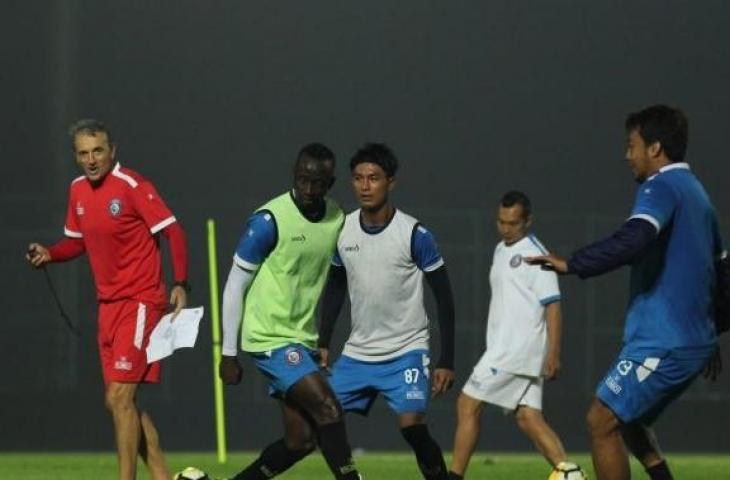 Pelatih Milo memantau latihan para penggawa Arema FC di Stadion Kanjuruhan jelang laga perdana Grup E Piala Presiden 2019 menghadapi Barito Putra, Senin (4/3/2019). [Dok aremafc.com]