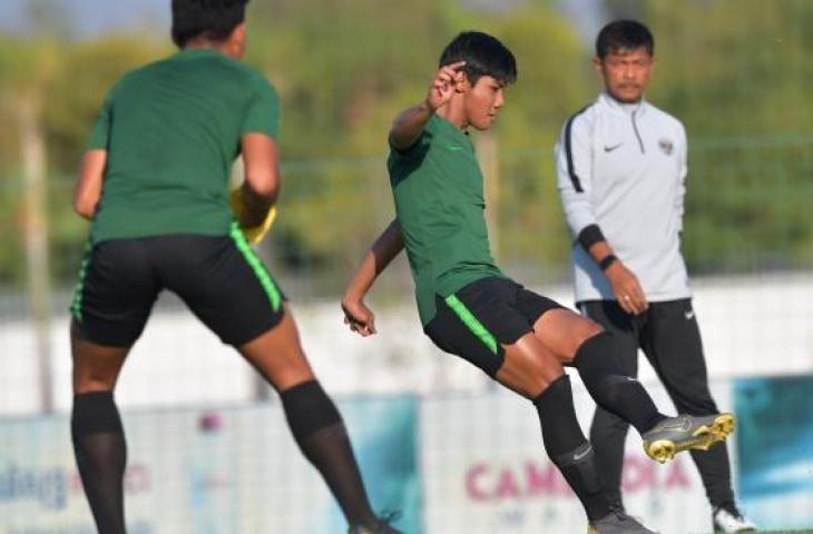 Pemain Timnas Indonesia U-22 Firza Andika (tengah) menendang bola ke rekannya dalam latihan menjelang pertandingan Sepak Bola AFF U-22 di lapangan AUPP Sport Club, Phnom Penh, Kamboja, Selasa (19/2/2019). Timnas U-22 akan menghadapi tim Malaysia di Grup B pada 20 Pebruari. (ANTARA FOTO/Nyoman Budhiana)