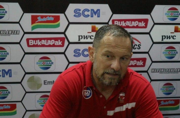 Pelatih Madura United, Dejan Antonic saat memberikan keterangan pers usai laga kontra Madura United di Piala Presiden 2019. [Andiarsa Nata/mxkd.sbs]