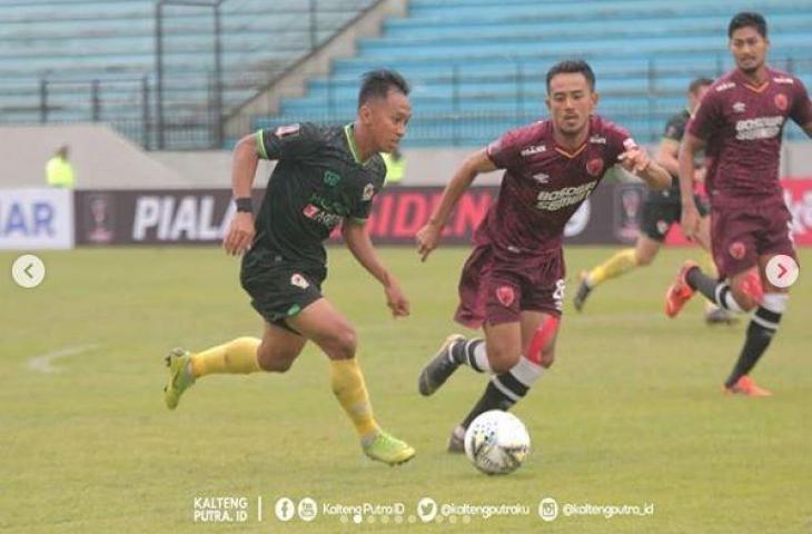 Aksi pemain Kalteng Putra kala menghadapi PSM Makassar di Stadion Moch Soebroto, Magelang, Rabu (6/3/2019). (Instagram/kaltengputra_id)