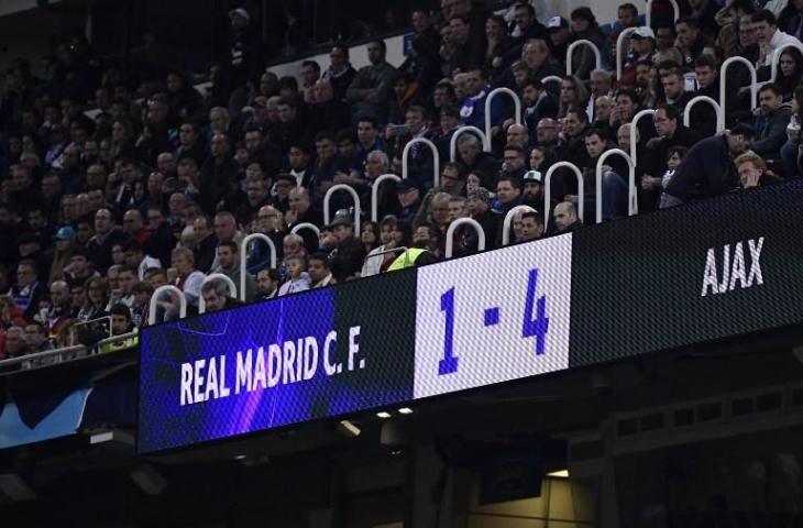 Papan skor di Santiago Bernabeu menunjukkan kekalahan Real Madrid 1-4 atas tamunya Ajax Amsterdam di leg kedua babak 16 Besar Liga Champions, Rabu (6/3/2019) dini hari tadi. Real Madrid pun tersingkir dengan agregat 3-5. [JAVIER SORIANO / AFP]