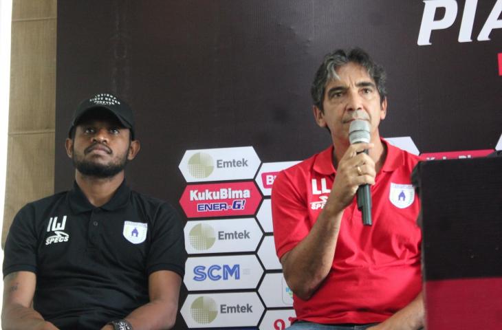 Pelatih Persipura Jayapura, Luciano Leandro, (kanan). (mxkd.sbs/Irwan Febri Rialdi).