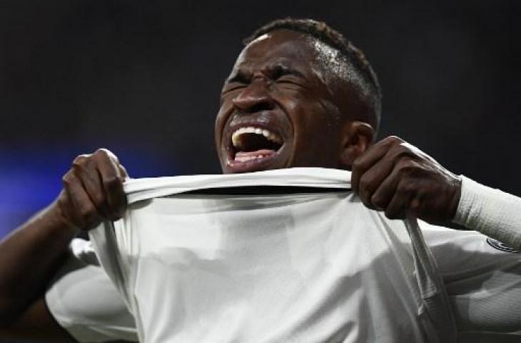 Ekspresi kekecewaan Vinicius Junior usai ditarik keluar karena cedera pada pertandingan babal 16 besar Liga Champions di Santiago Bernabeu, Rabu (6/2/2019) dini hari WIB. (GABRIEL BOUYS / AFP)