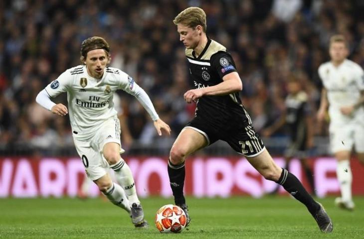 Luka Modric dan Frenkie de Jong berduel dalam laga leg kedua babak 16 besar Liga Champions pada 5 Maret 2019 (Gabriel Bouys/AFP)