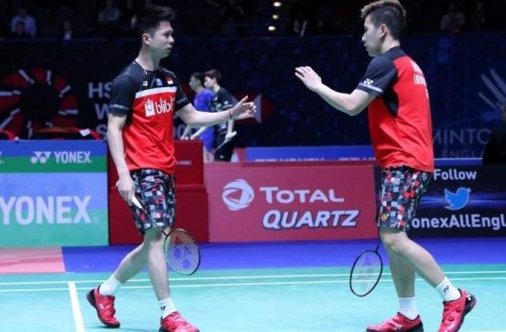 Pebulu tangkis ganda putra Indonesia Kevin Sanjaya Sukamuljo (kiri) dan Marcus Fernaldi Gideon takluk dari ganda putra Cina Zhang Nan/Liu Cheng pada babak pertama All England 2019 di Arena Brimingham, Inggris, Rabu (6/3/2019). Kevin/Marcus gagal melaju ke babak kedua setelah dikalahkan Zhang Nan/Liu Cheng dengan skor 19-21, 22-20 dan 17-21. ANTARA FOTO/Widya Amelia/Humas PP PBSI