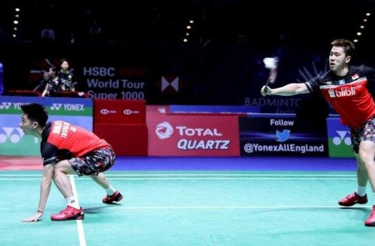 Pebulu tangkis ganda putra Indonesia Kevin Sanjaya Sukamuljo (kiri) dan Marcus Fernaldi Gideon berusaha mengembalikan kok ke arah ganda putra Cina Zhang Nan/Liu Cheng pada babak pertama All England 2019 di Arena Brimingham, Inggris, Rabu (6/3/2019). Kevin/Marcus gagal melaju ke babak kedua setelah dikalahkan Zhang Nan/Liu Cheng dengan skor 19-21, 22-20 dan 17-21. ANTARA FOTO/Widya Amelia/Humas PP PBSI