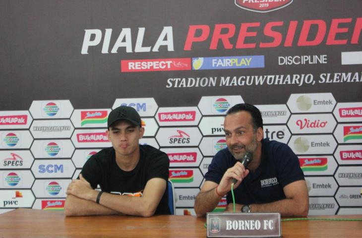 Pelatih Borneo FC, Fabio Lopez (kanan), saat menghadiri konferensi pers di Stadion Maguwoharjo, Sleman, Kamis, (7/3/2019). (mxkd.sbs/Irwan Febri Rialdi).