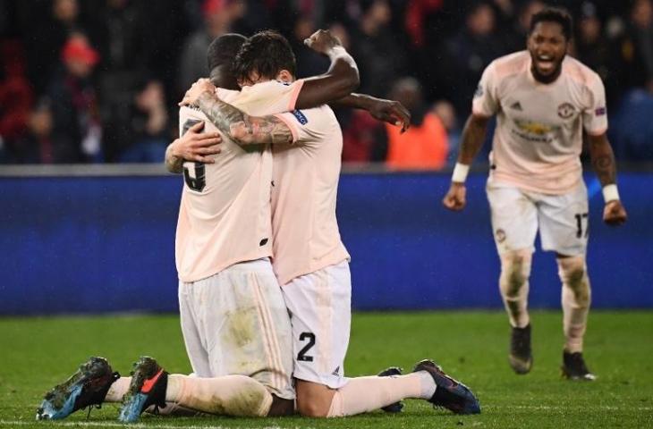 Ekspresi para pemain Manchester United meluapkan kebahagiaan usai menang dramatis dari Paris Saint Germain di leg kedua babak 16 besar Liga Champions, Kamis (7/3/2019). [FRANCK FIFE / AFP]