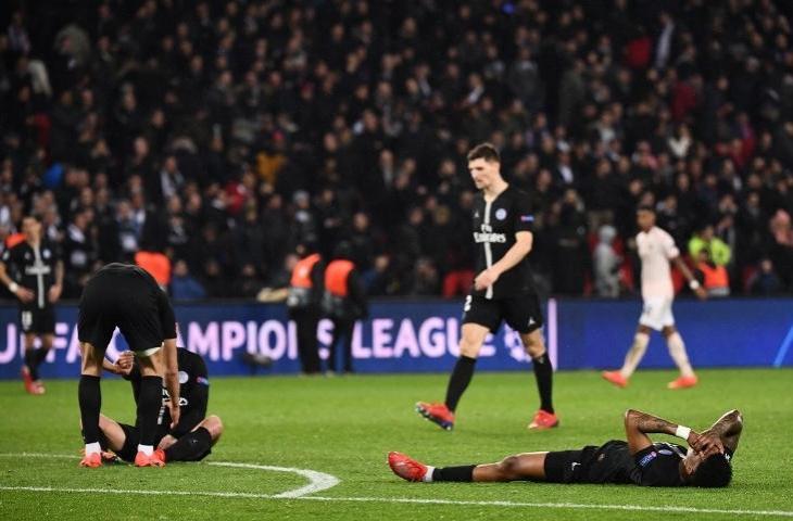 Pemain Paris Saint-Germain terlihat bersedih usai dikalahkan oleh Manchester United di leg kedua babak 16 besar Liga Champions pada 6 Maret 2019 (Franck/Fife/AFP)