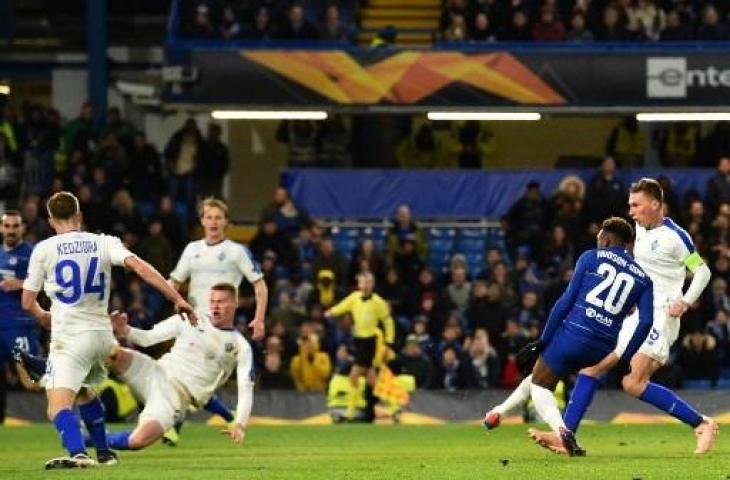 Pemain Chelsea, Hudson-Odoi menutup kemenangan timnya menjadi 3-0 atas Dynamo Kyiv kala bertanding di leg pertama babak 16 besar Liga Europa, Jumat (8/3/2019) dini hari WIB. (GLYN KIRK / AFP)