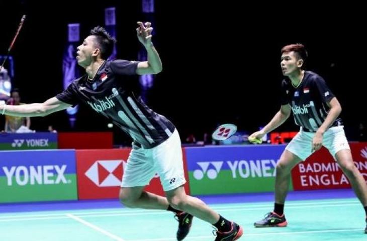 Pebulutangkis ganda putra Indonesia, Muhammad Rian Ardianto dan Fajar Alfian berusaha mengembalikan kok ke arah ganda putra Cina Ou Xuanyi dan Ren Xiangyu pada babak kedua All England 2019 di Arena Birmingham, Inggris, Kamis (7/3/2019). (ANTARA FOTO/Widya Amelia - Humas PP PBSI)