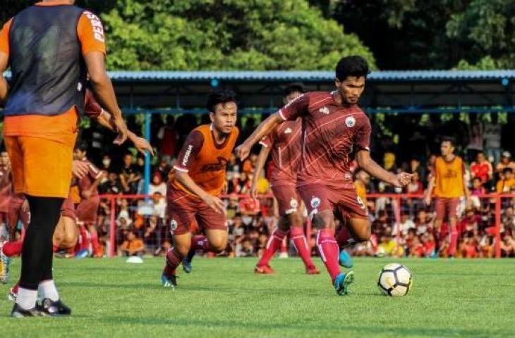 Sejumlah pemain Persija Jakarta menjalani latihan perdana jelang pertiandingan musim 2019 di Lapangan Aldiron, Jakarta, Senin (7/1/). [Antara/Putra Haryo Kurniawan]