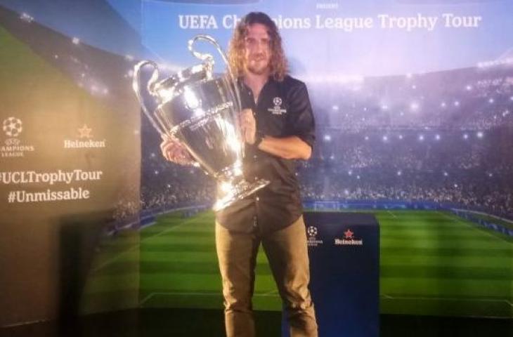 Legenda Barcelona, Carlos Puyol memamerkan trofi Liga Champions Eropa di Kawasan SCBD, Sudirman, Jakarta. (Suara.com. Adie Prasetyo)