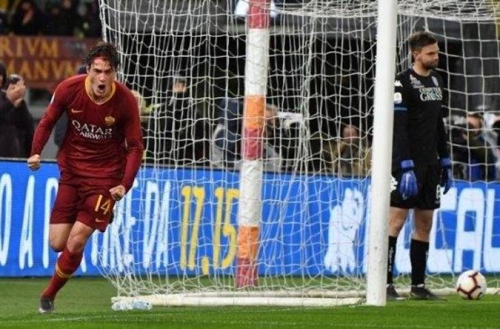 Pemain AS Roma Patrik Schick (kiri) merayakan golnya ke gawang Empoli dalam lanjutan Serie A Italia di Olimpico. (Andreas SOLARO / AFP)