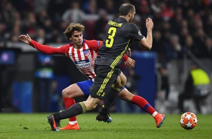 Bek Juventus, Giorgio Chiellini berduel dengan Antoine Griezmann di leg pertama babak 16 besar Liga Champions (20/2/2019) [Gabriel Bouys/AFP)