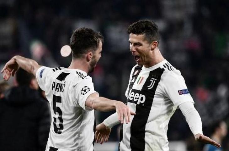 Cristiano Ronaldo melakukan selebrasi bersama rekan setimnya, Miralem Pjanic usai mengantarkan Juventus lolos ke perempat final Liga Champions berkat menang agregat 3-2 atas Atletico Madrid di Allianz Stadium, Rabu (13/3/2019) dini hari WIB. (MARCO BERTORELLO / AFP)