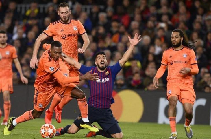 Luis Suarez ketika terjatuh di kotak penalti Lyon. (Josep Lago/AFP)