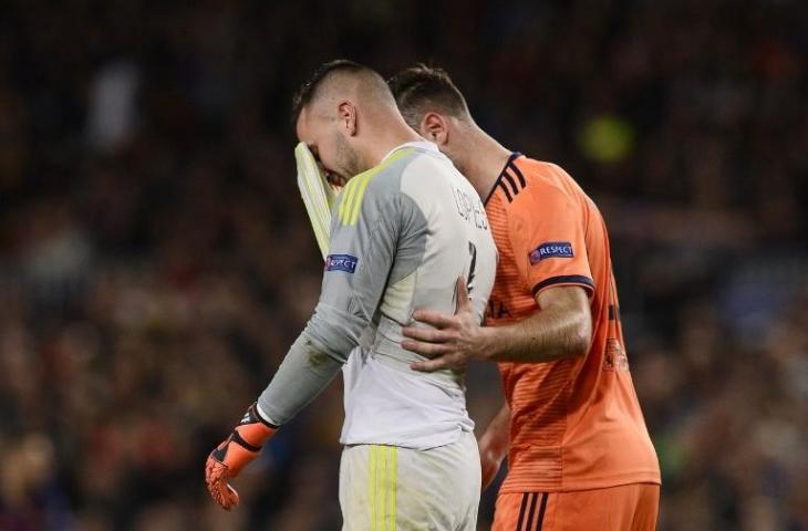 Kiper Lyon, Anthony Lopes, menitihkan air mata saat keluar lapangan. (Josep Lago/AFP)