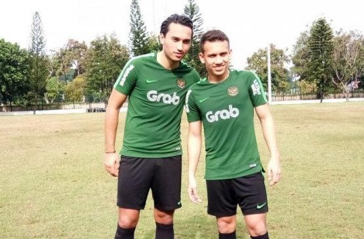 Ezra Walian dan Egy Maulana Vikri usai mengikuti latihan latihan timnas Indonesia U-23 di Lapangan ABC, Senayan, Jakarta, Kamis (13/3/2019).(Suara.com/Adie Prasetyo)