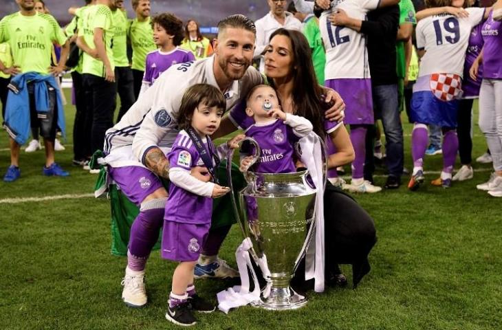 Kebersamaan Sergio Ramos dan Pilar Rubio, serta kedua anaknya saat menjuarai Liga Champions tahun 2017. [Javier Soriano/AFP]