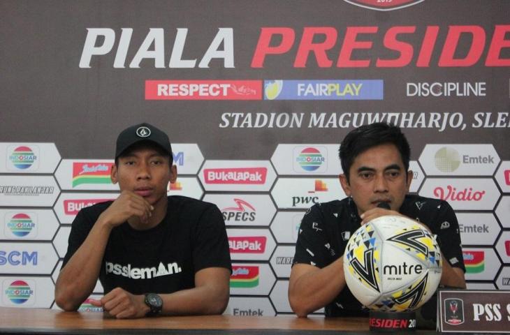 Kiper PSS Sleman, Ega Rizky (kiri) dan pelatih Seto Nurdiantoro (kanan). (mxkd.sbs/Irwan Febri).