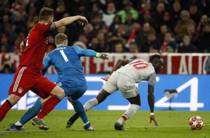 Aksi Sadio Mane saat mengecoh kiper Bayern Munchen, Manuel Neuer. (Odd Anderson/AFP)