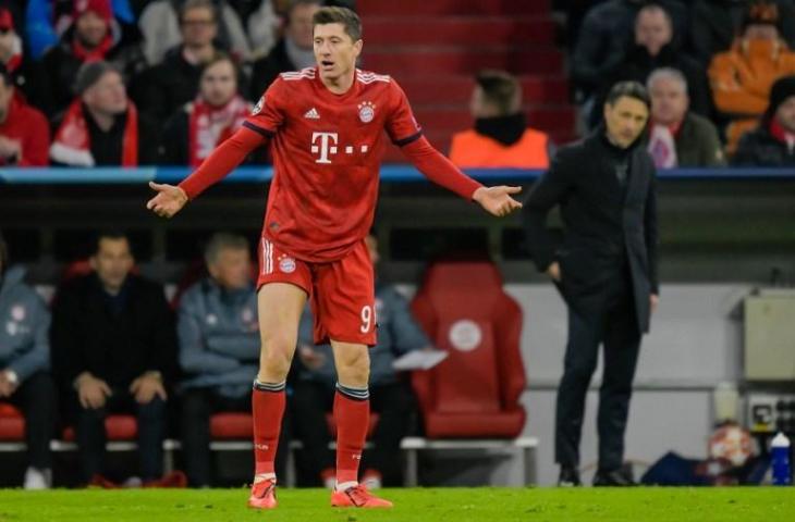 Striker Bayern Munchen, Robert Lewandowski, pada laga melawan Liverpool. (GUENTER SCHIFFMANN/AFP)