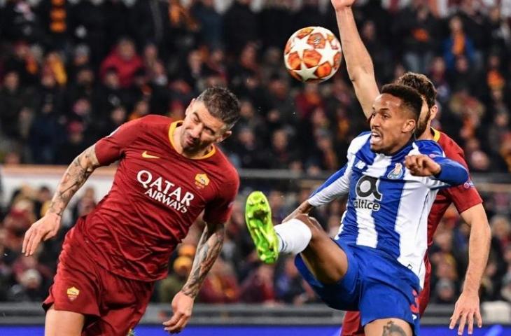 Aksi Eder Militao ketika FC Porto bersua AS Roma di Liga Champions. (Alberto Pizzoli/AFP)