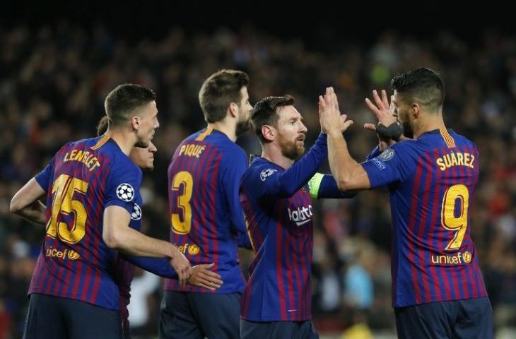 Para pemain Barcelona merayakan gol Lionel Messi ke gawang Lyon pada 13 Maret 2019 (Pau Barrena/AFP)