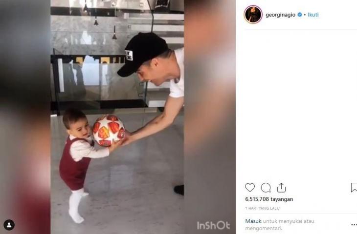 Cristiano Ronaldo saat memberikan bola hattrick di Liga Champions kepada putrinya (instagram.com/georginagio)