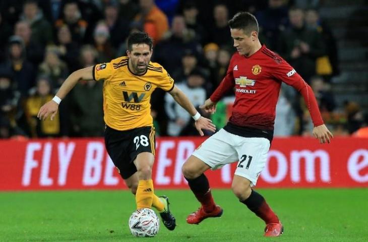 Pemain Wolverhampton, Joao Moutinho berebut bola dengan pemain Manchester United, Ander Herrera. Dalam laga perempat final Piala FA itu Manchester United tersingkir setelah kalah 1-2 dari Wolverhampton. [LINDSEY PARNABY / AFP]