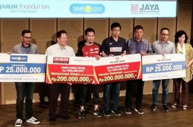 Pasangan ganda putra Indonesia, Hendra Setiawan/Mohammad Ahsan, mendapat bonus dari klub masing-masing, PB Jaya Raya dan PB Djarum, dalam acara yang digelar di Galeri Indonesia Kaya, kawasan Thamrin, Jakarta, Rabu (20/3/2019). [Suara.com/Arief Apriadi]